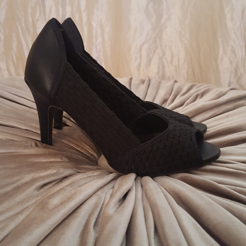 Cute and comfy!! Black peep toe heels!